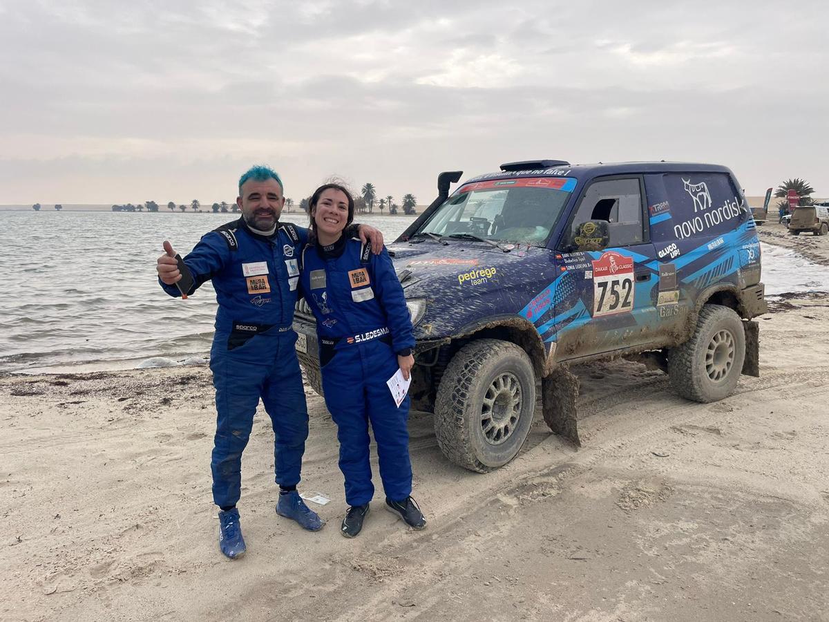 Sonia Ledesma y Dani Albero, felices tras finalizar la décimo tercera etapa del Dakar.