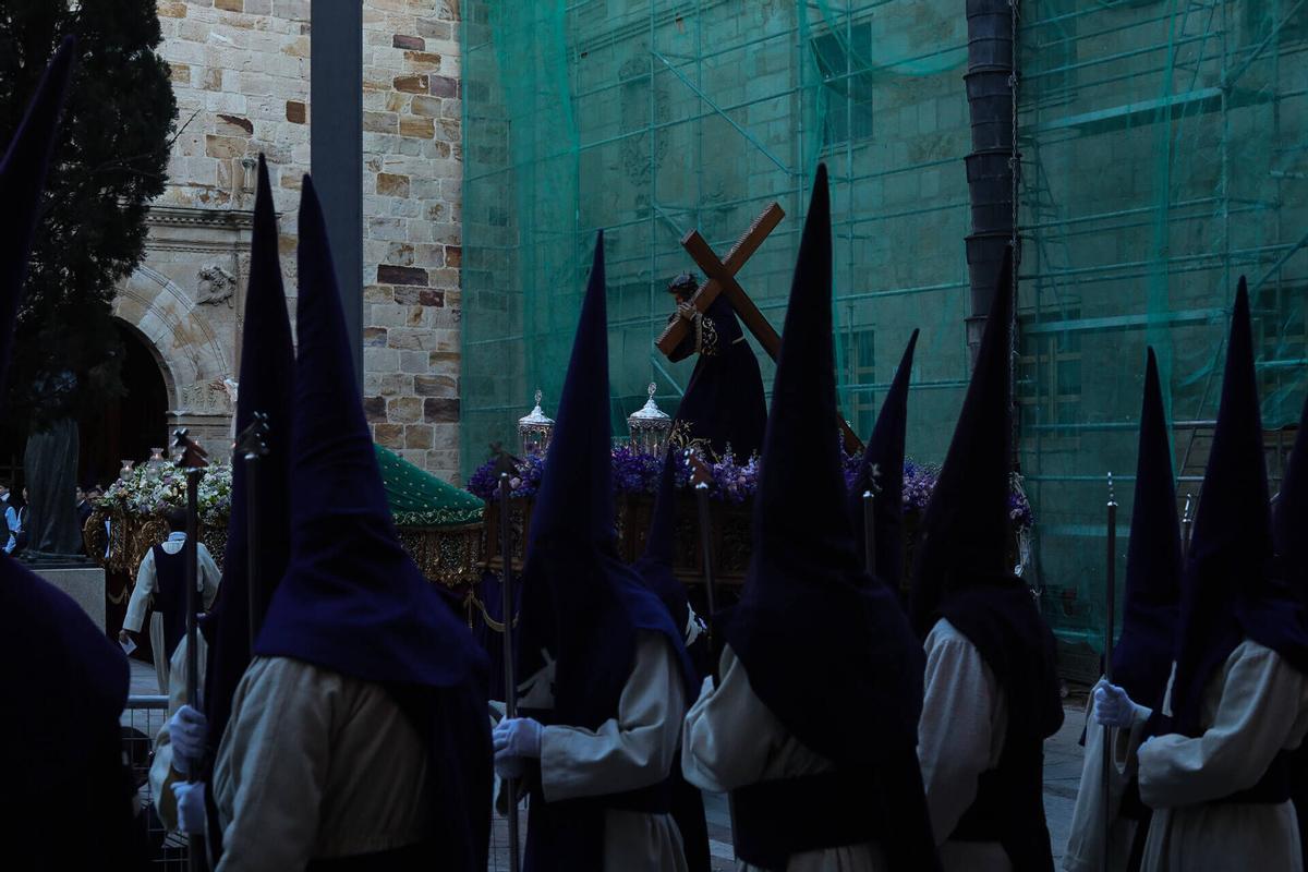Procesión del Via Crucis, saliendo del Seminario.