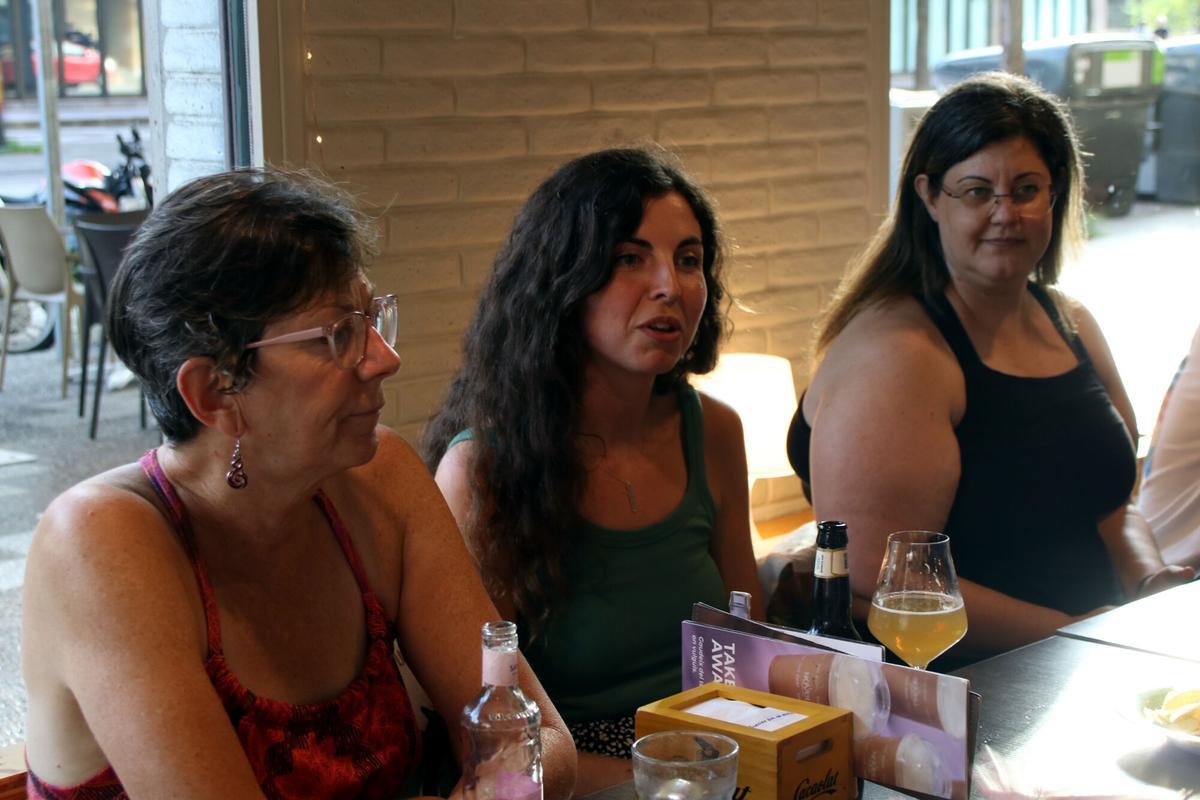 Pla mitjà de tres de les participants del grup Converses en català