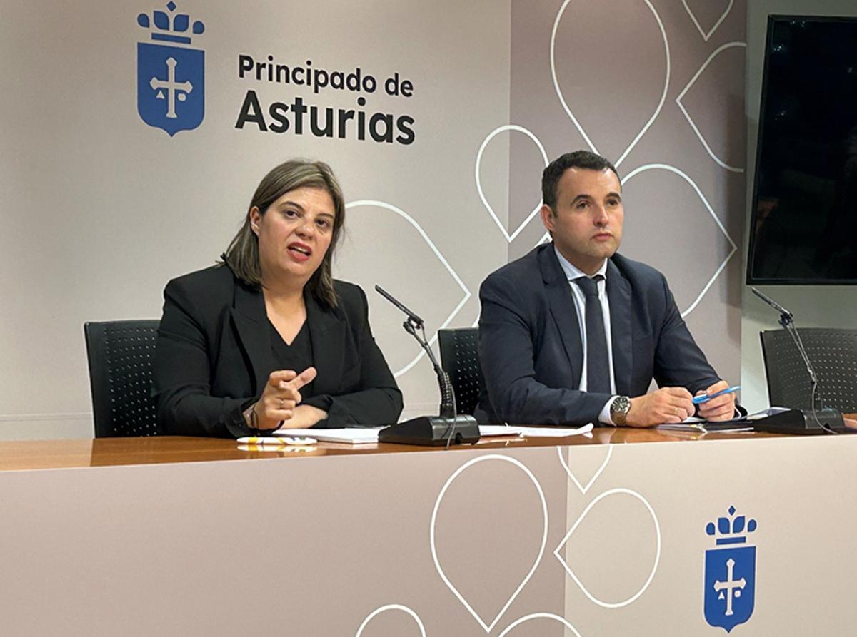 Gimena Llamedo con Guillermo Pelaéz durante una rueda de prensa.