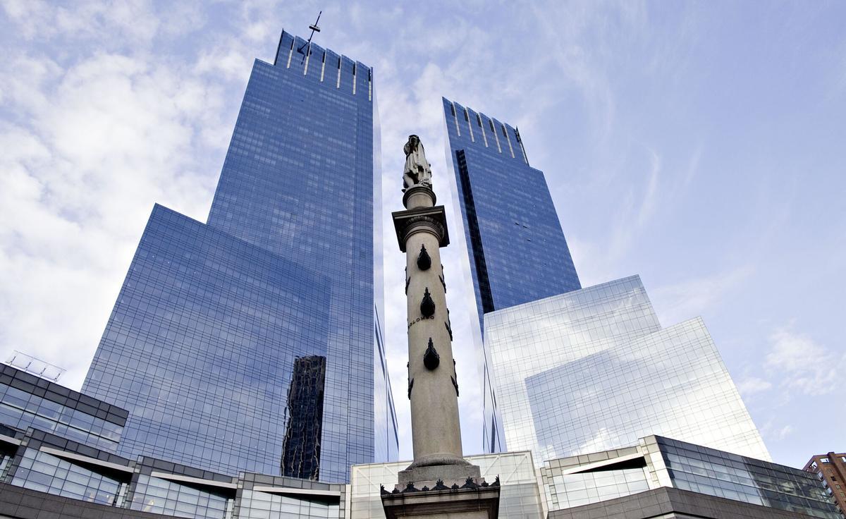 A statue of Christopher Columbus stands atop a monument in Columbus Circle across from Time Warner Center, home to the headquarters of Time Warner Inc. in New York, U.S., on Monday, Dec. 7, 2009. AOL Inc. was once among the biggest companies in the Standard &amp; Poor's 500 Index, worth more than $240 billion after it purchased Time Warner Inc. in January 2001. Time Warner is set to spin off AOL this week, unwinding the merger. Photographer: Daniel Acker/Bloomberg. Ciudad. Time Warner Center. escultura de Cristobal Colón
