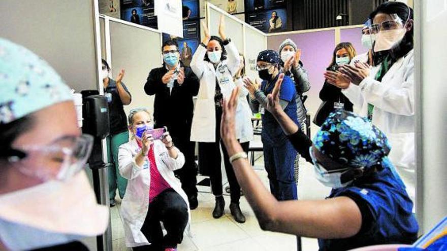Médicos y enfermeras del hospital Mount Sinai de Nueva York aplauden a una ciudadana tras recibir la vacuna contra el COVID-19. |   // JUSTIN LANE