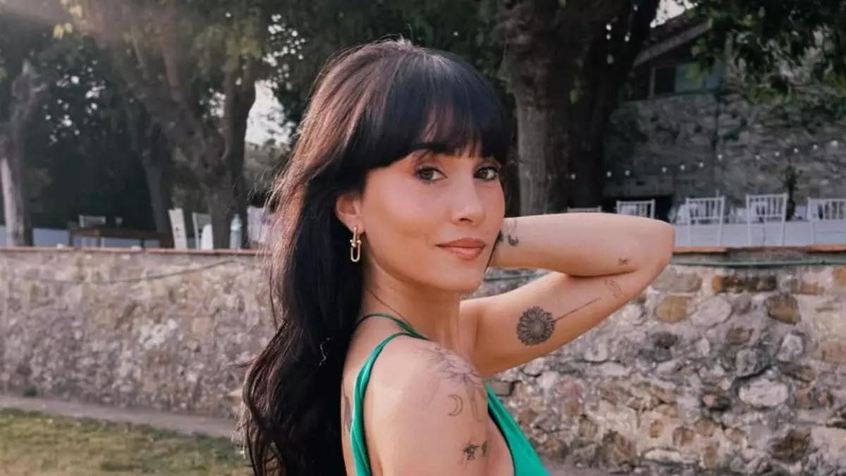 Aitana, de verde esmeralda y silueta perfecta, luce el vestido de invitada más atrevido