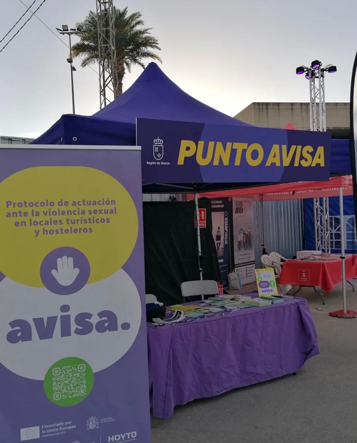 Carpa del 'Punto AVISA' instalado por Política Social en el festival Warm Up.