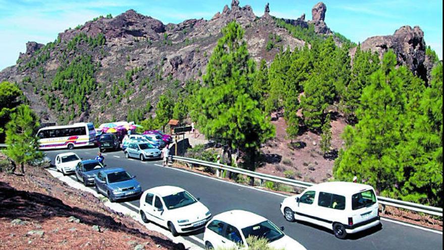 Vehículos mal estacionados en las cercanías del sendero de acceso al monumento natural del Roque Nublo