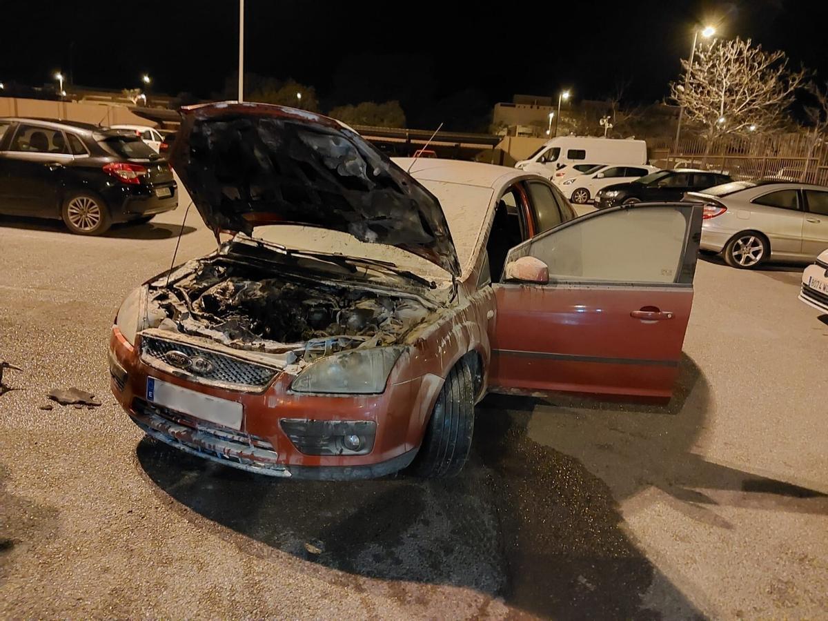 Así ha quedado el coche incendiado en Ibiza.