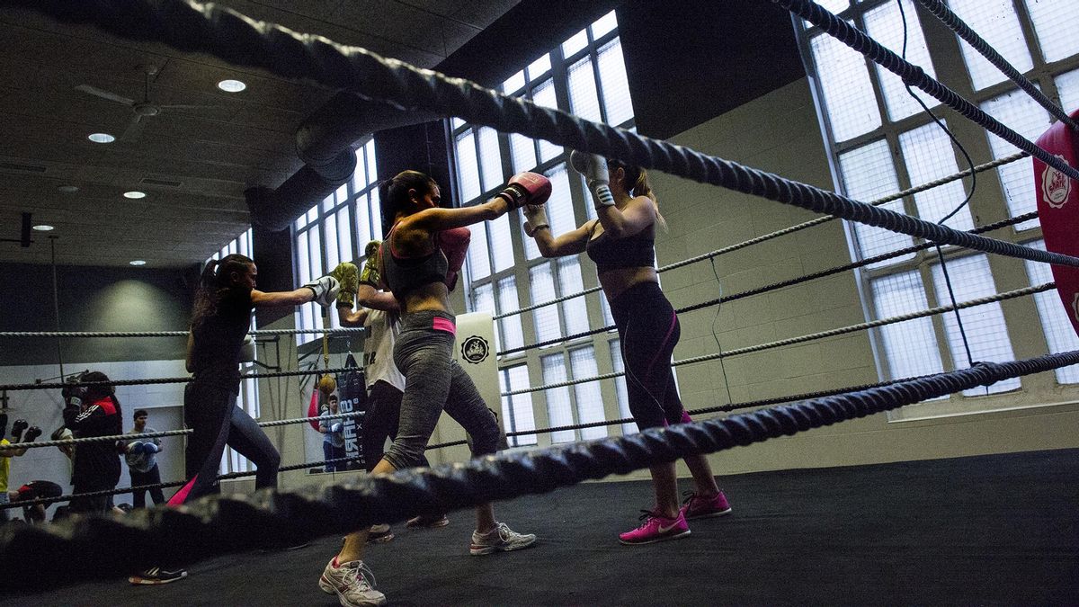 Mujeres entrenando en el cuadrilatero