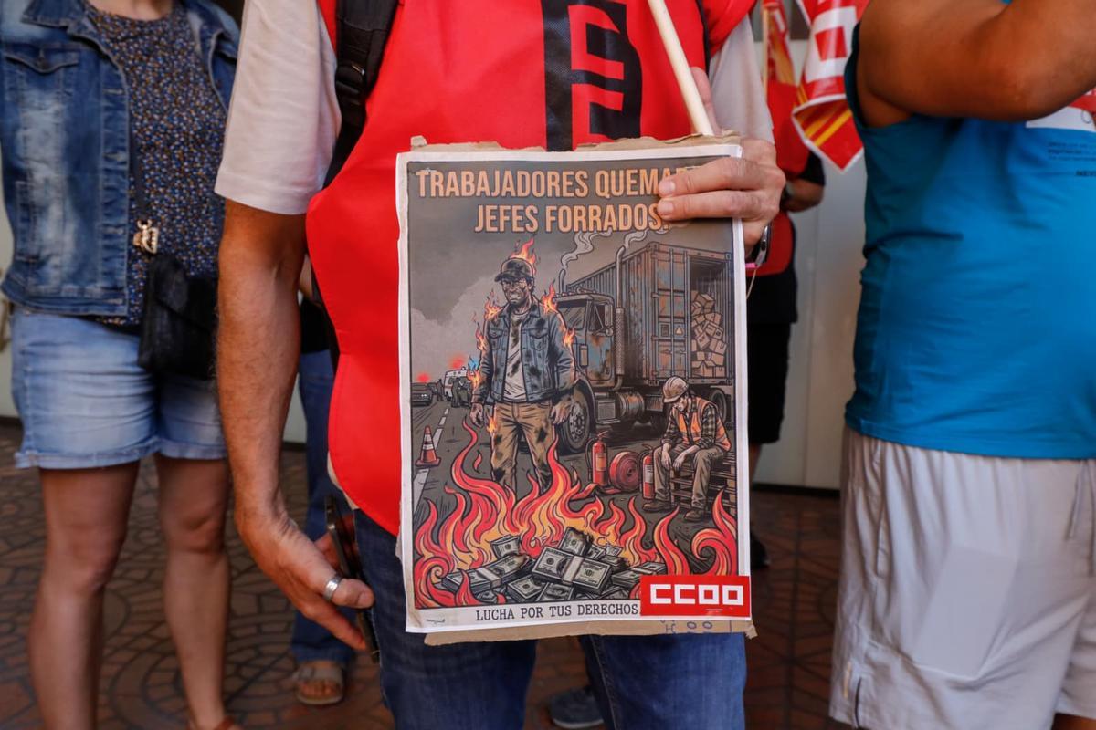 Uno de los carteles exhibidos durante la concentración en el SAMA.