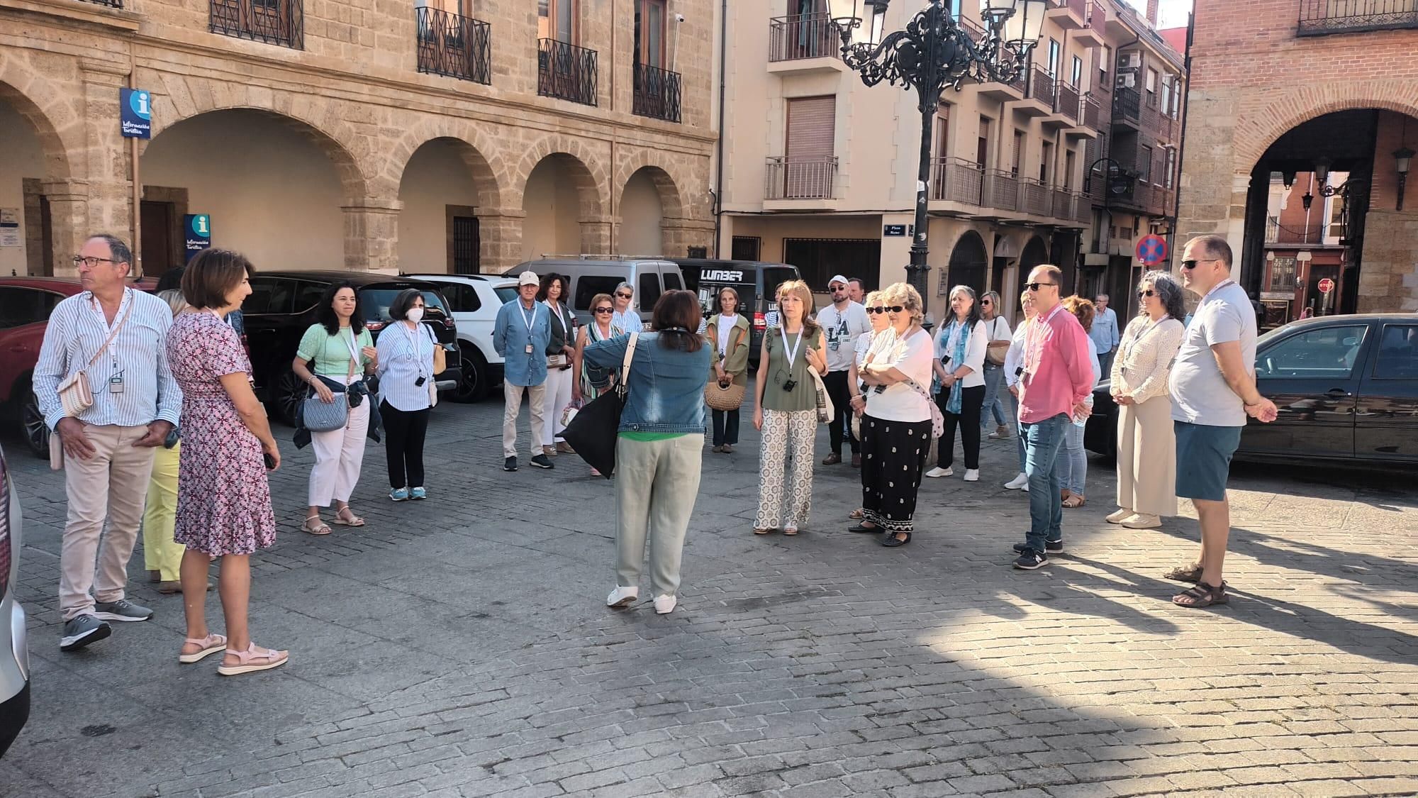 Grupo de turistas iniciando la excursin guiada desde la Plaza Mayor de Benavente 2.jpeg