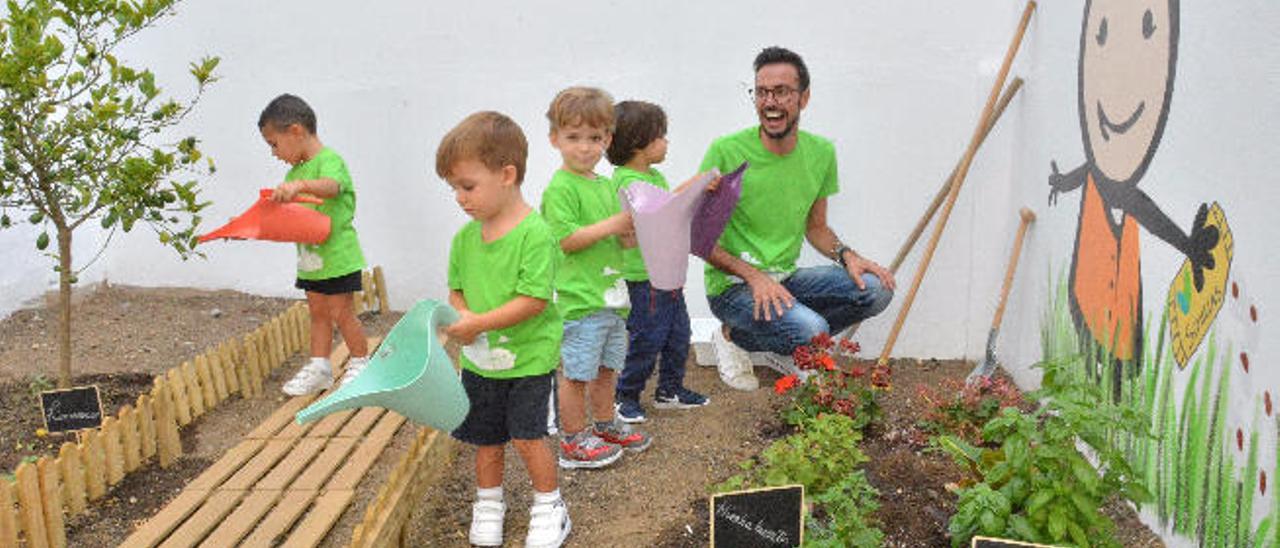 Eleazar Ortega, fundador de la &#039;Escuela de Ele&#039;, junto a los niños en el huerto.