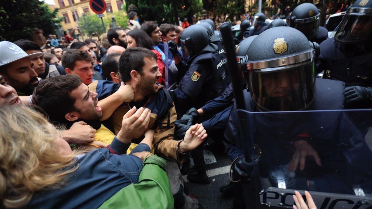 Carga policial en el IES Ramon Llull, en el referéndum del 1-O.