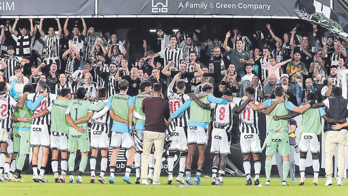 Los futbolistas albinegros celebran una victoria con los aficionados, durante esta temporada.