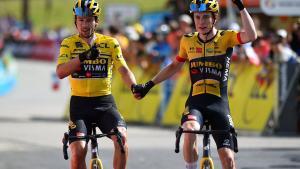 Jonas Vingegaard y Primoz Roglic, a la izquierda, llegan juntos a la meta del Dauphiné.