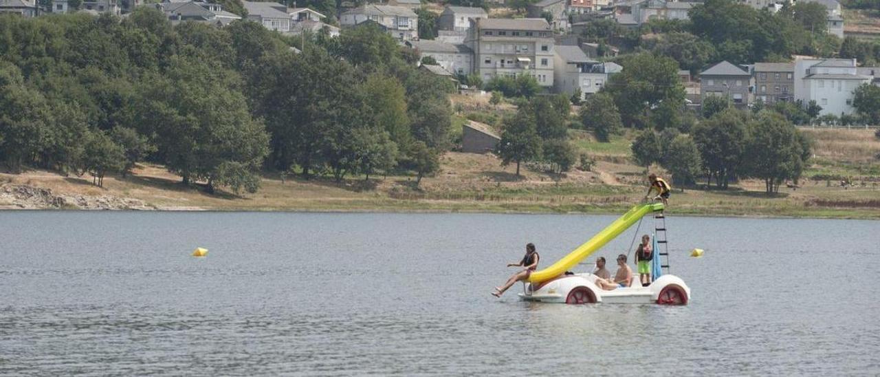 Playa de Os Franceses, en el embalse de A Veiga.   | // FDV