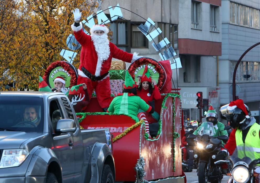 La clásica Papanoelada Motera vuelve a inundar las calles viguesas de espíritu navideño.