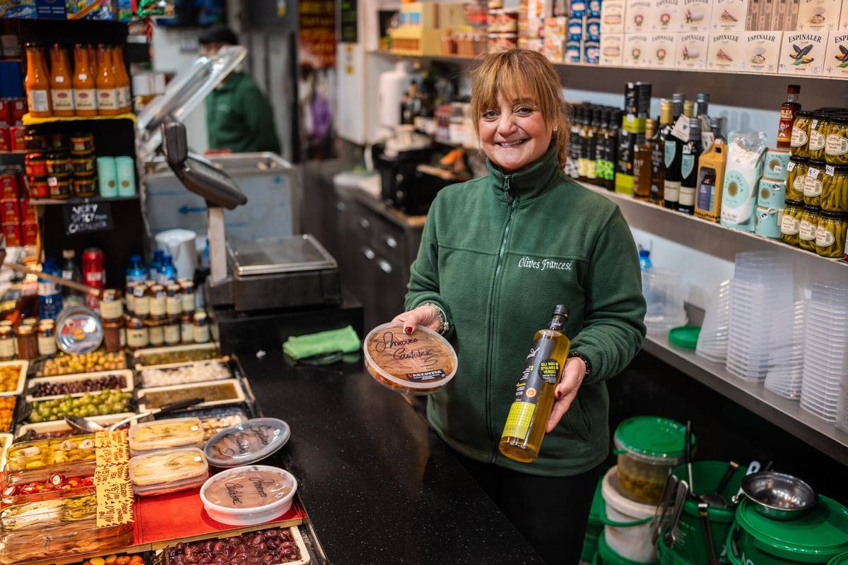 Imma Roquet, paradista de Olives Francesc, en su puesto del Mercat de la Boqueria, uno de los comercios que aún conserva la compra de proximidad