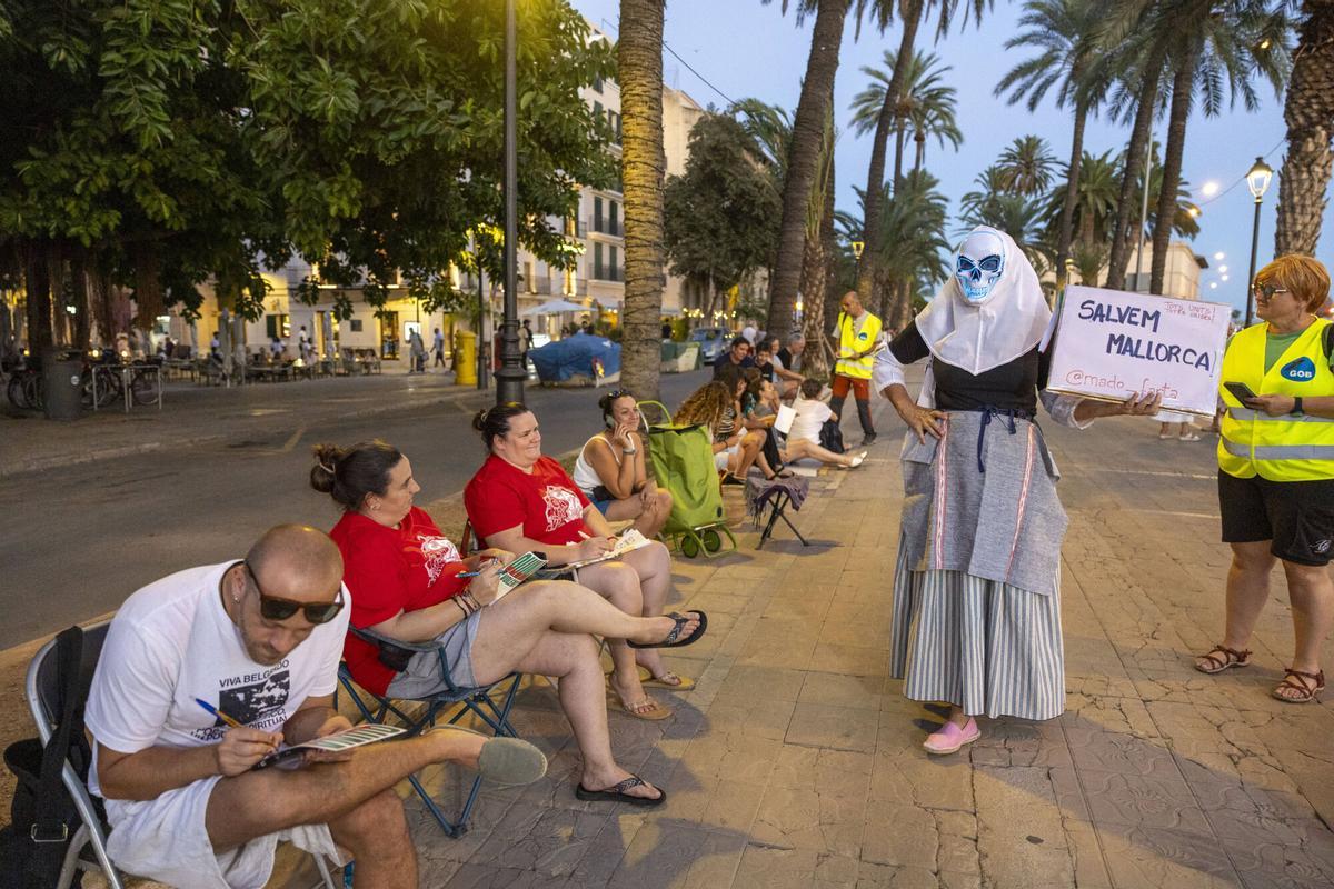Centenares de personas participan en la cadena ‘a la fresca’ contra la masificación turística en Mallorca
