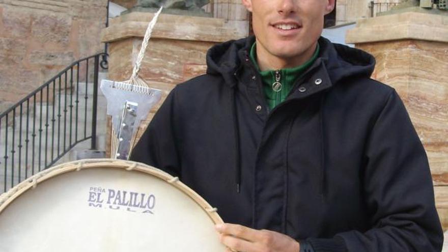 Luis León posa con un tambor en la Plaza del Ayuntamiento, donde esta noche se congregarán los muleños