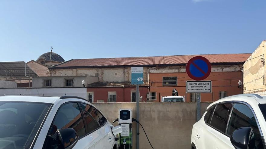 Orihuela reparará y mejorará los 19 puntos de recarga de coches eléctricos del término municipal