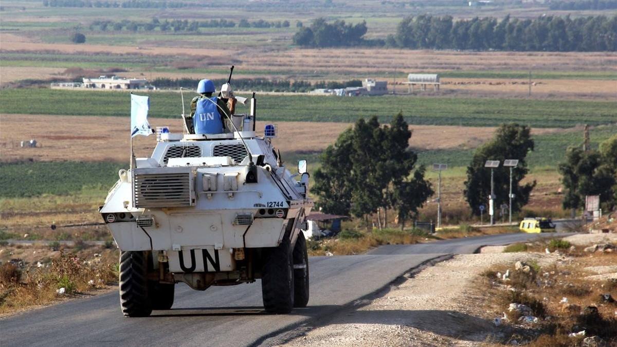 Vehículos de la fuerza de Naciones Unidas en el Líbano circulan por una carretera paralela a la frontera con el Líbano, este domingo.