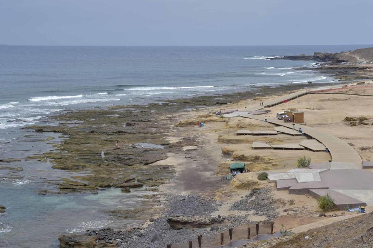 Cerrada la playa de El Confital por un vertido fecal