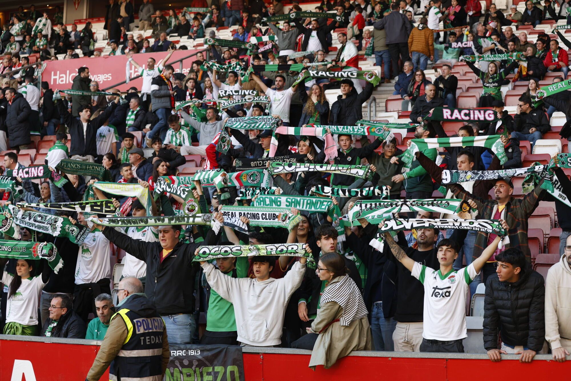 EN IMÁGENES: Ambientazo en el Sporting-Racing de Santander disputado en El Molinón