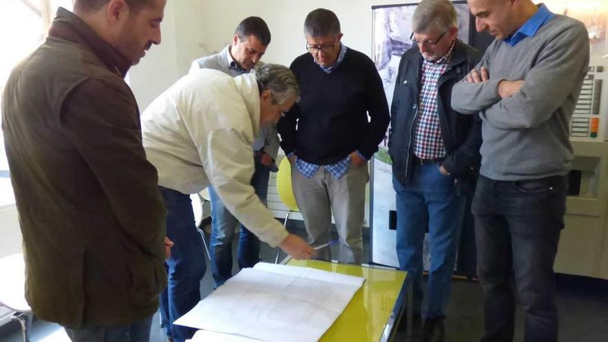 El alcalde, NorbertoTellado, Michel García, Luis Menéndez, José Manuel Miranda y Virginio Ramírez, observando el proyecto.