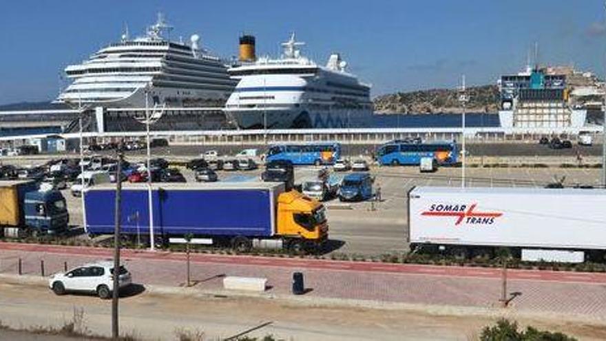 Camiones de transporte de mercancías estacionados en el puerto de es Botafoc en 2017.