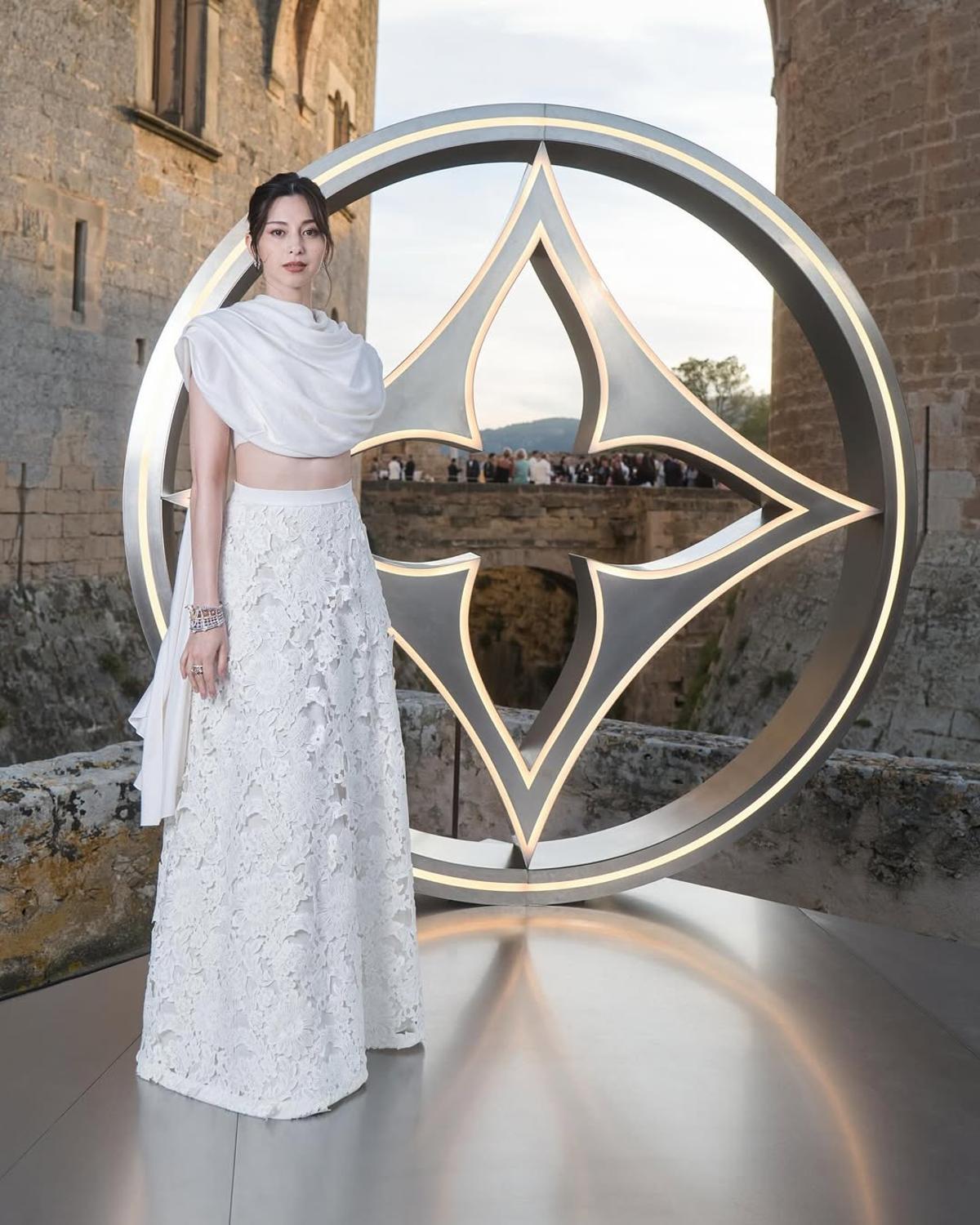 Las imágenes de las 'celebrities' asiáticas y el desfile en Bellver