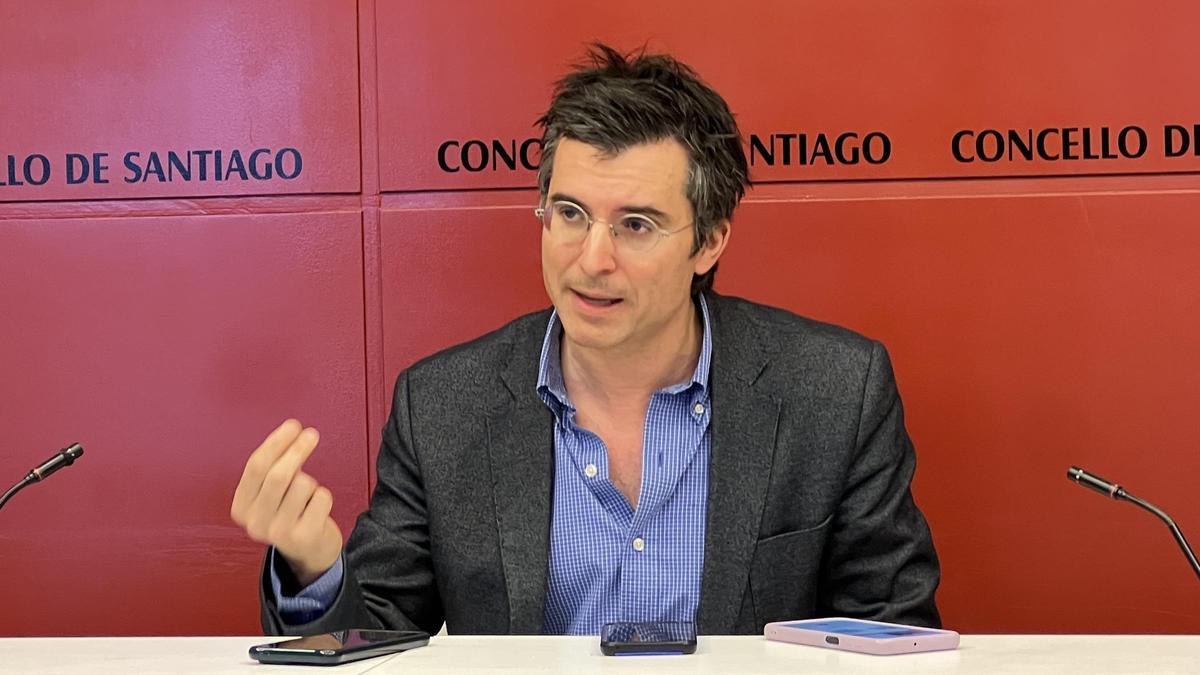O líder do PP de Santiago, Borja Verea, en rolda de prensa