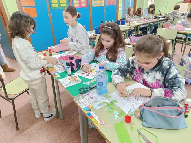 Las artistas pintan mucho en Siero: el 8-M se adelanta en los centros educativos