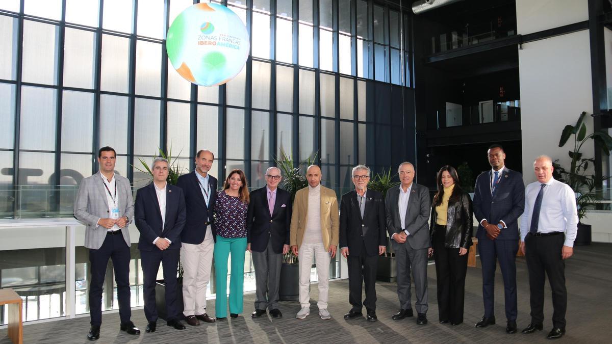 Los miembros de la junta directiva de la World Free Zone Organization en el DFactory junto a los anfitriones Pere Navarro y Blanca Sorigué.