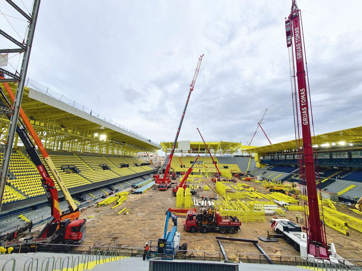 La ampliación del Estadio de la Cerámica, otro de los proyectos representativos en los que ha intervenido la firma con su parque de grúas.