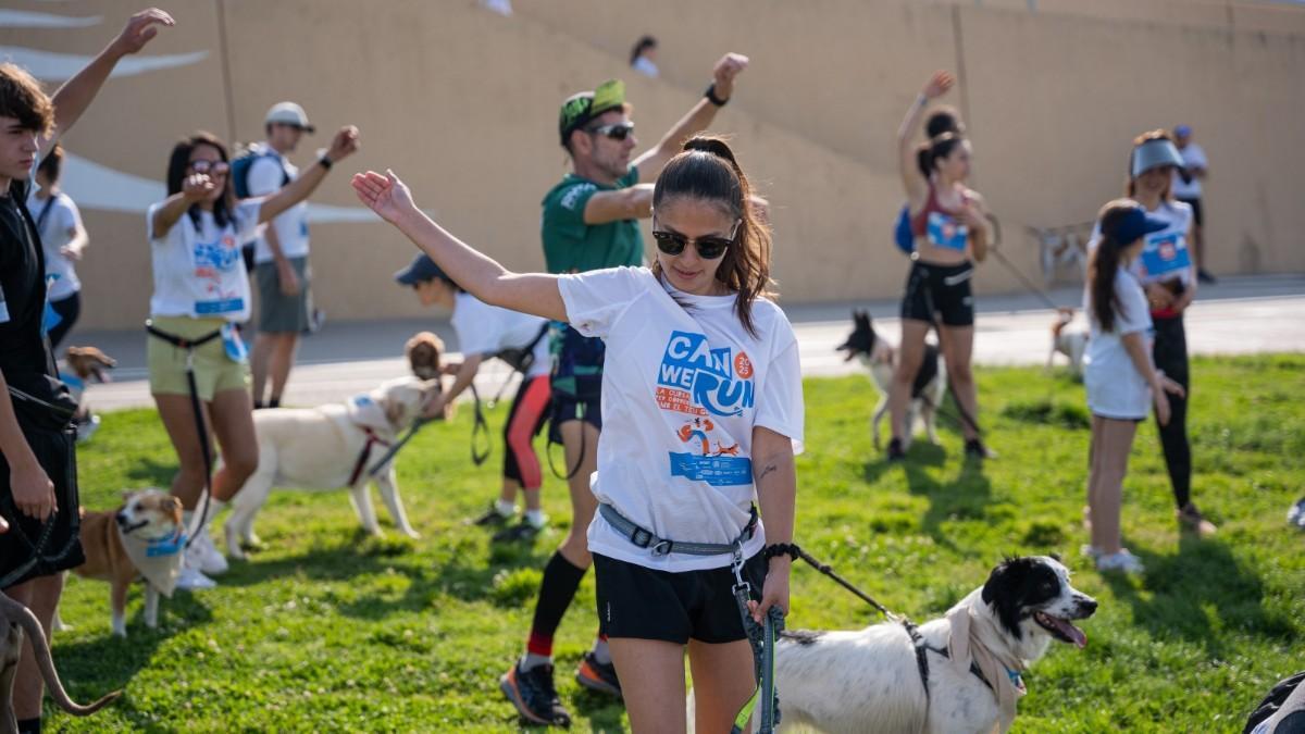 Los participantes, calentando de la mano de DUIN Sports Club