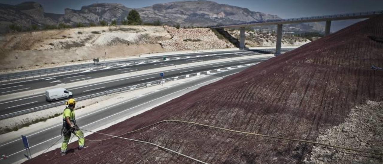 Fomento acomete un plan para estabilizar los taludes de la autovía