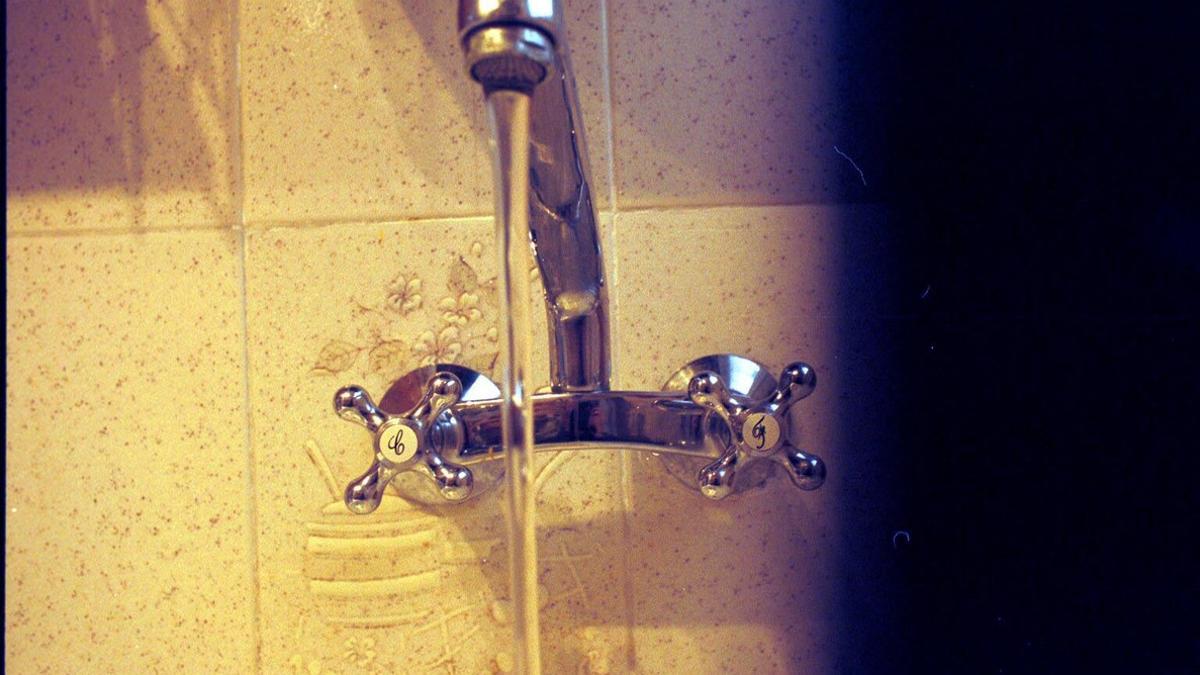 Dos fontaneros españoles crean un invento que ahorra 500 euros de agua al año