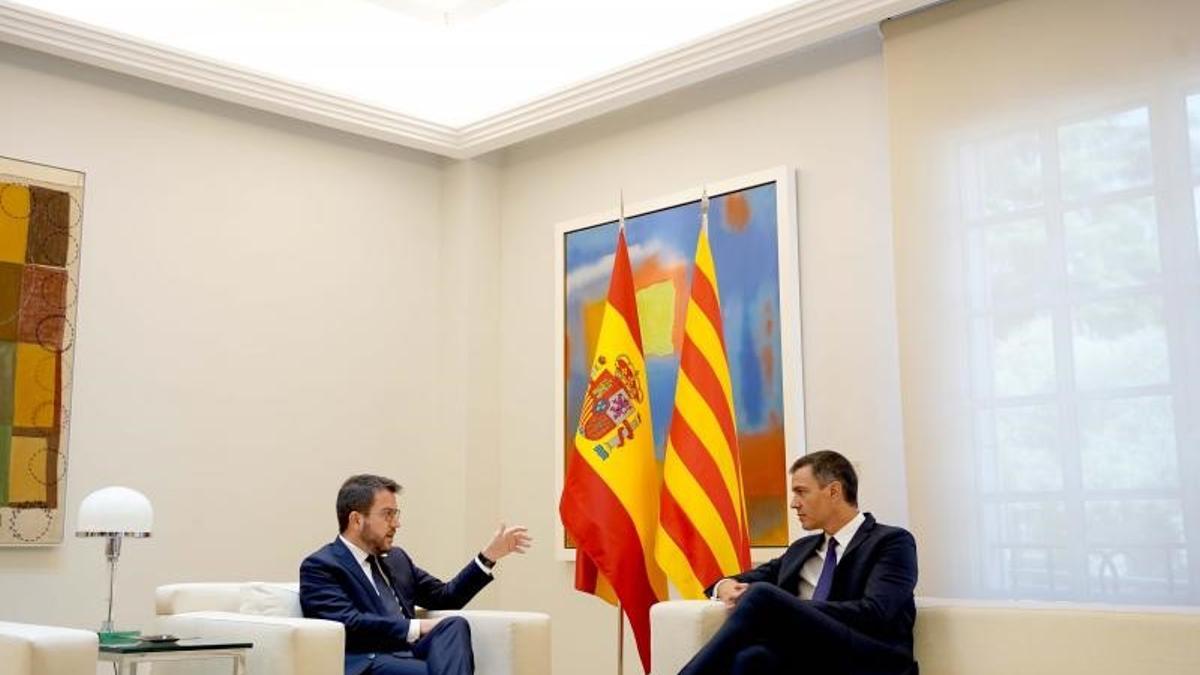 El presidente del Gobierno, Pedro Sánchez, y el 'president' de la Generalitat, Pere Aragonès, durante su encuentro en el palacio de la Moncloa, este 15 de julio de 2022.