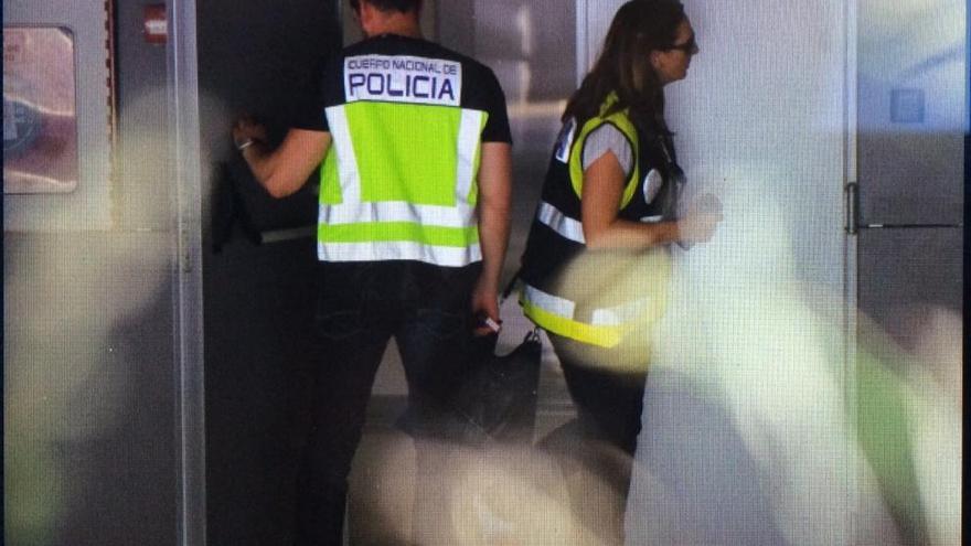 Agentes de policía durante el registro en Aido. Foto: Germán Caballero