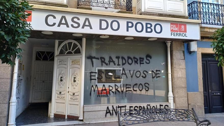 Vandalizan la sede del PSdeG en Ferrol: «Traidores esclavos de Marruecos»
