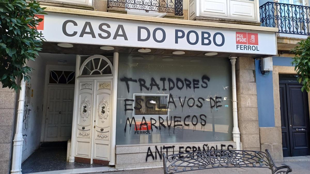 Imagen de la sede socialista vandalizada.