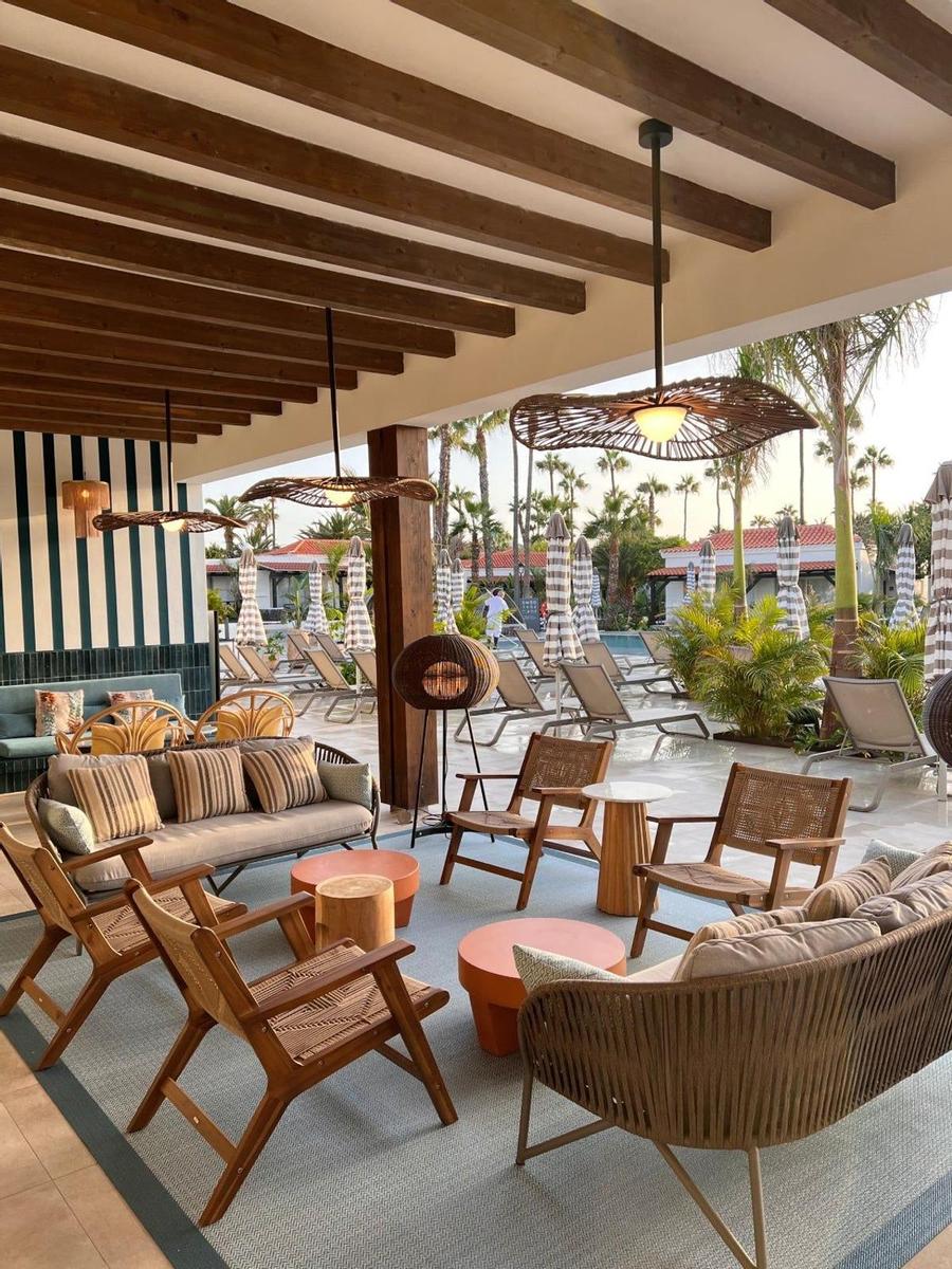 Terraza del bar de la zona Adults Only de Hotel Barceló Fuerteventura Beach