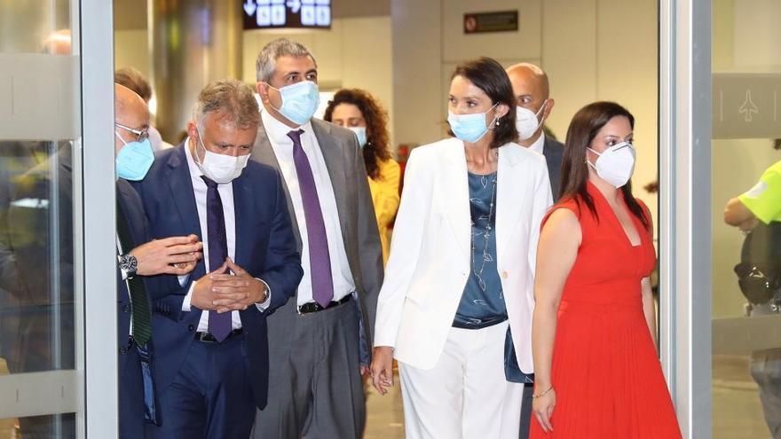 La ministra Reyes Maroto, el presidente de Canarias, Ángel Víctor Torres, y el secretario general de la OMT, Zurab Pololikashvili.