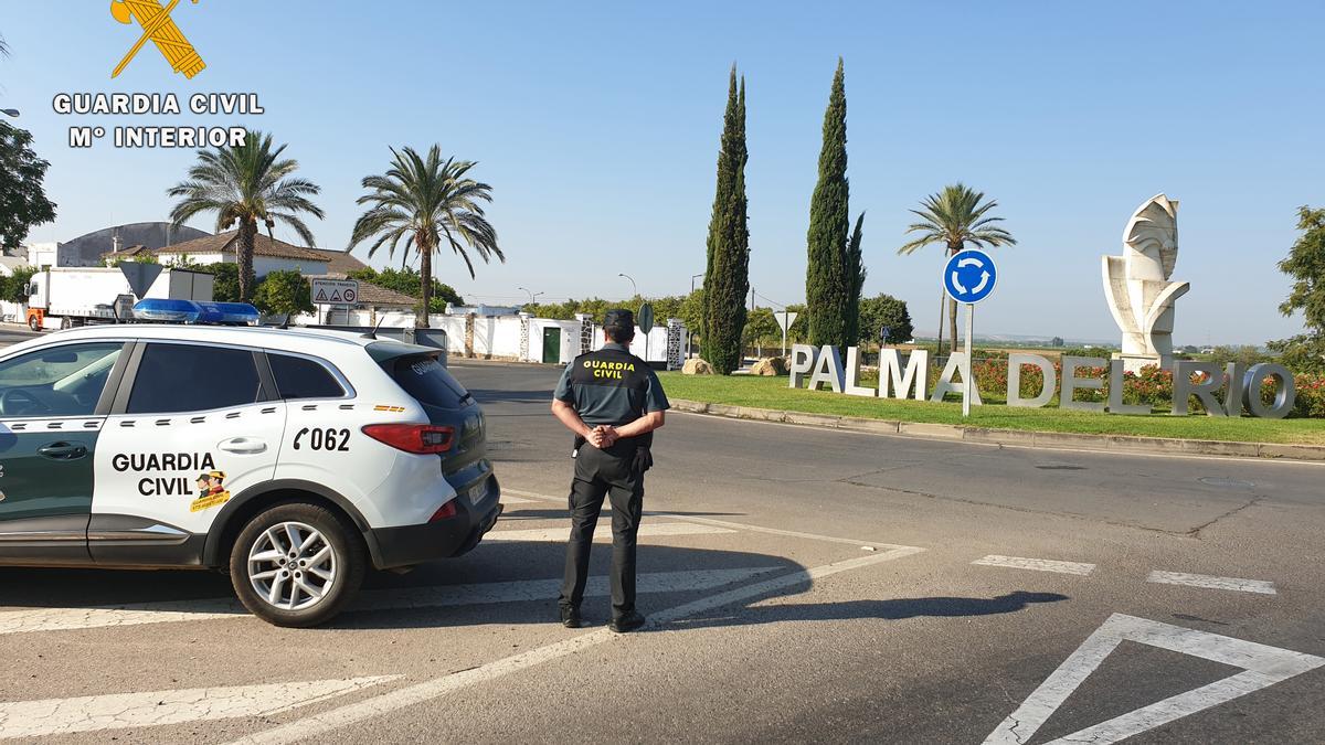 Un agente de la Guardia Civil, en Palma del Río.