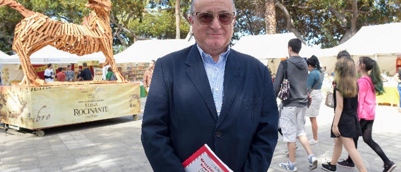 El psicólogo Manuel García Pérez, ayer, en el parque San Telmo, en la capital grancanaria.