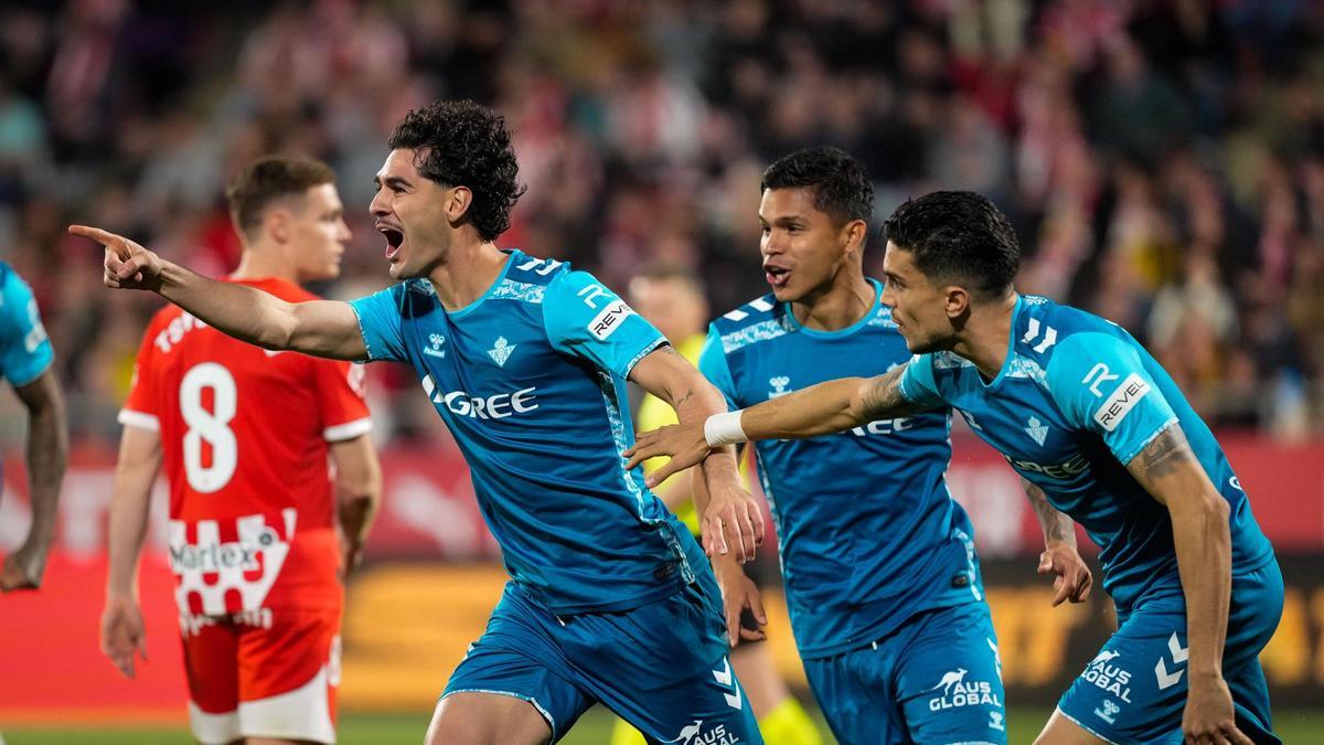 Johnny celebra su cabezazo con Bartra, que le daba el 0-1 al Betis en Montilivi sobre el Girona en la primera parte.