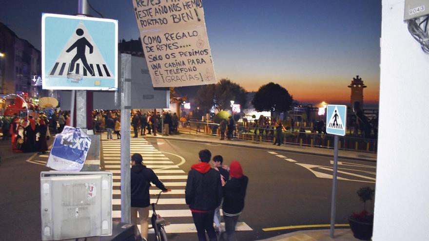 La pancarta junto a la parada de taxis de Chapela. // FdV