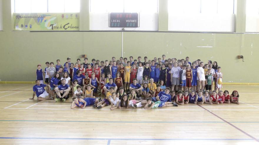 Foto de familia de los alumnos que paricipan en el Campus de baloncesto de Celenova. // Jesús Regal