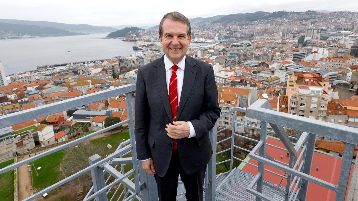 Abel Caballero, con la ciudad al fondo.