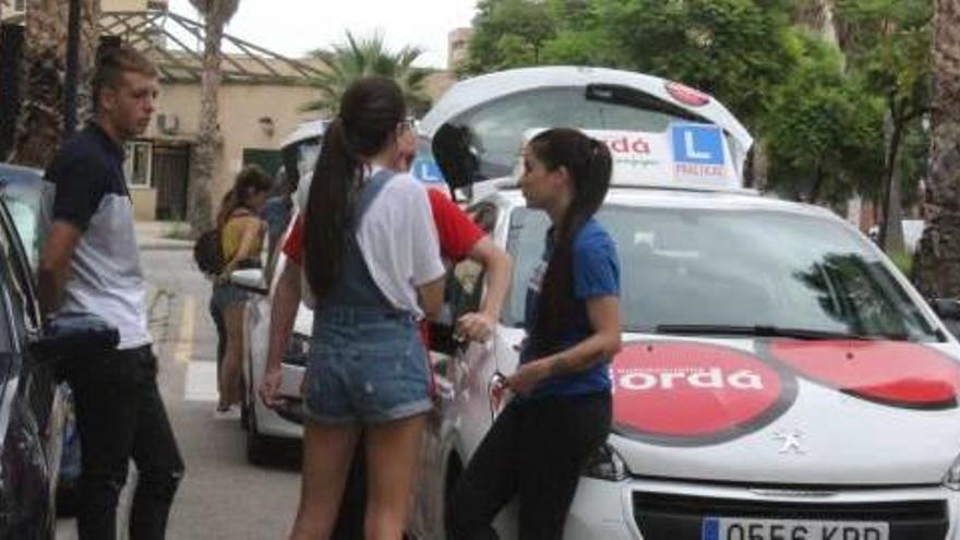 Los militares se incorporarán a la plantilla de examinadores de Tráfico con dos meses de retraso