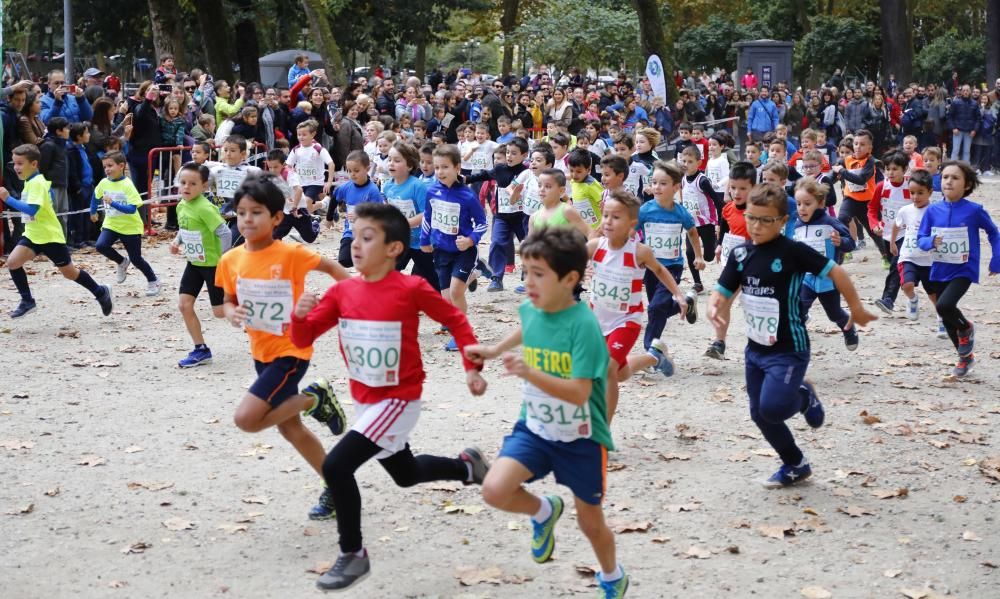 Más de 1.100 jóvenes atletas desafían a las bajas temperaturas para participar en la tradicional carrera de cross escolar.